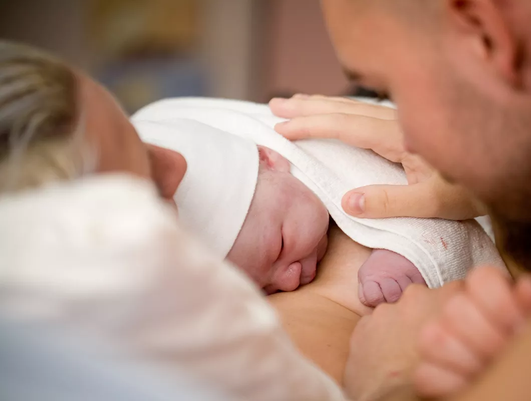 Synnytyksen jälkeen – Näin sujuvat vauvan ensihetket, lapsivuodeaika ja  palautuminen