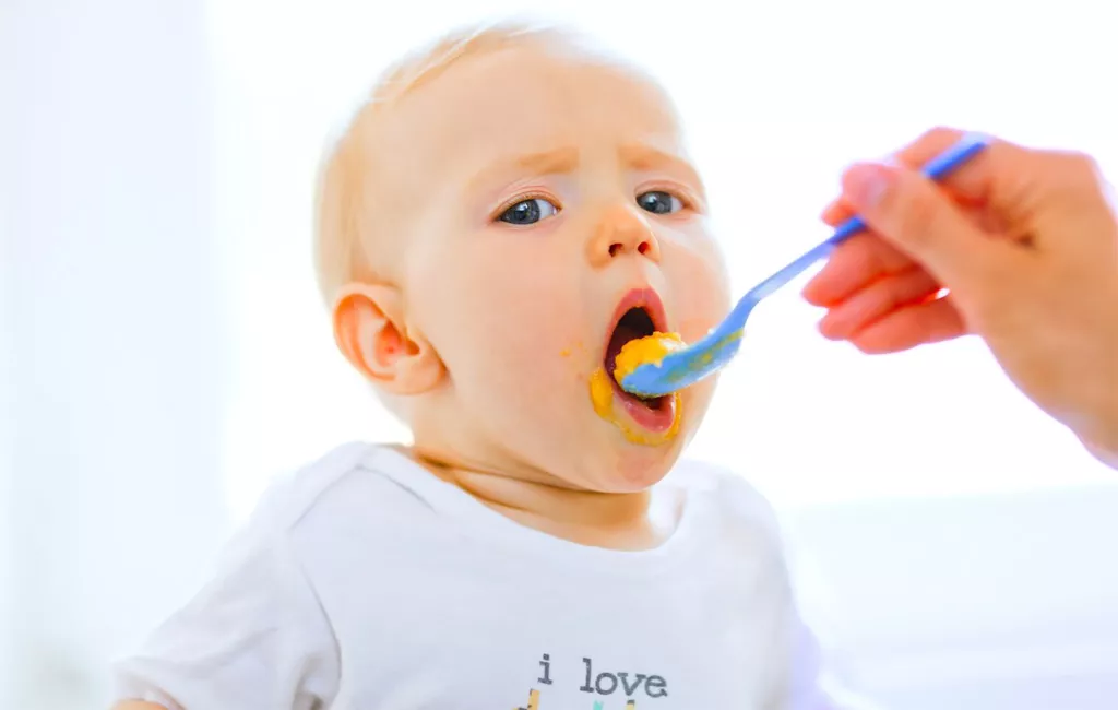 Syyllistytkö purkkiruoan syöttämisestä vauvalle? Tämän takia se on turhaa!