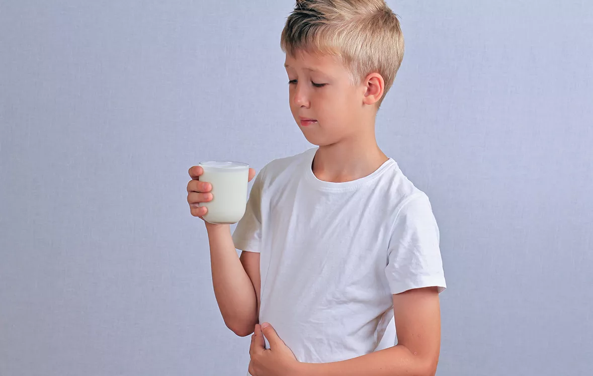 Lapsen allergia: pojalla kädessään maitolasi
