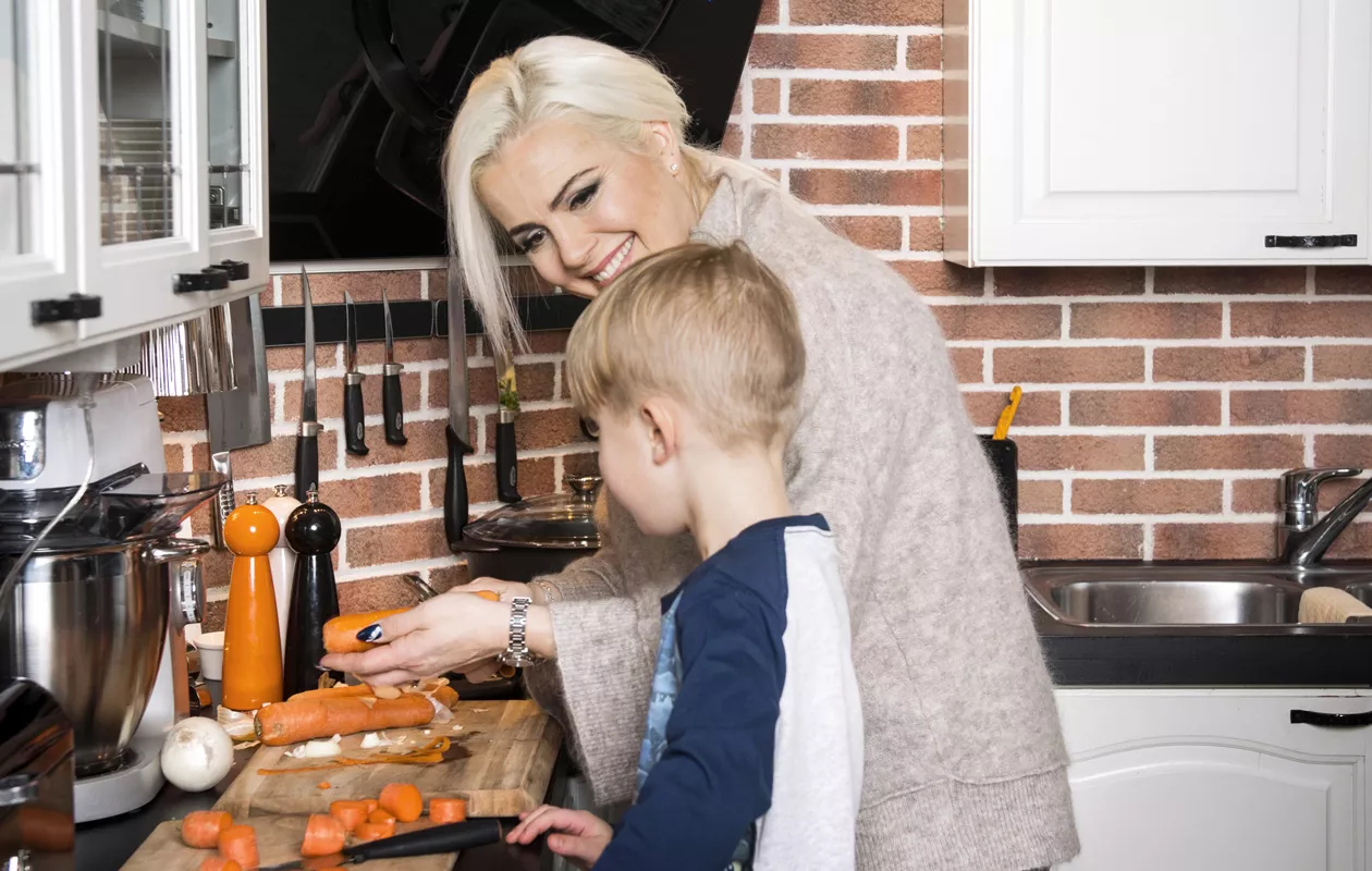 Kaisa Liski valmistaa ruokaa yhdessä poikansa kanssa