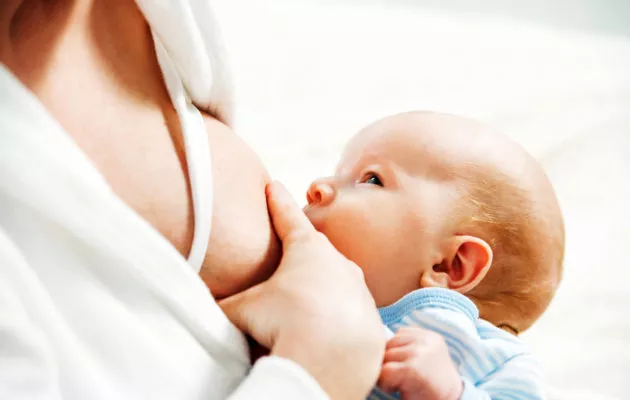 Vastasyntynyt vauva ja imetys – mitä tapahtuu ensipäivinä? 