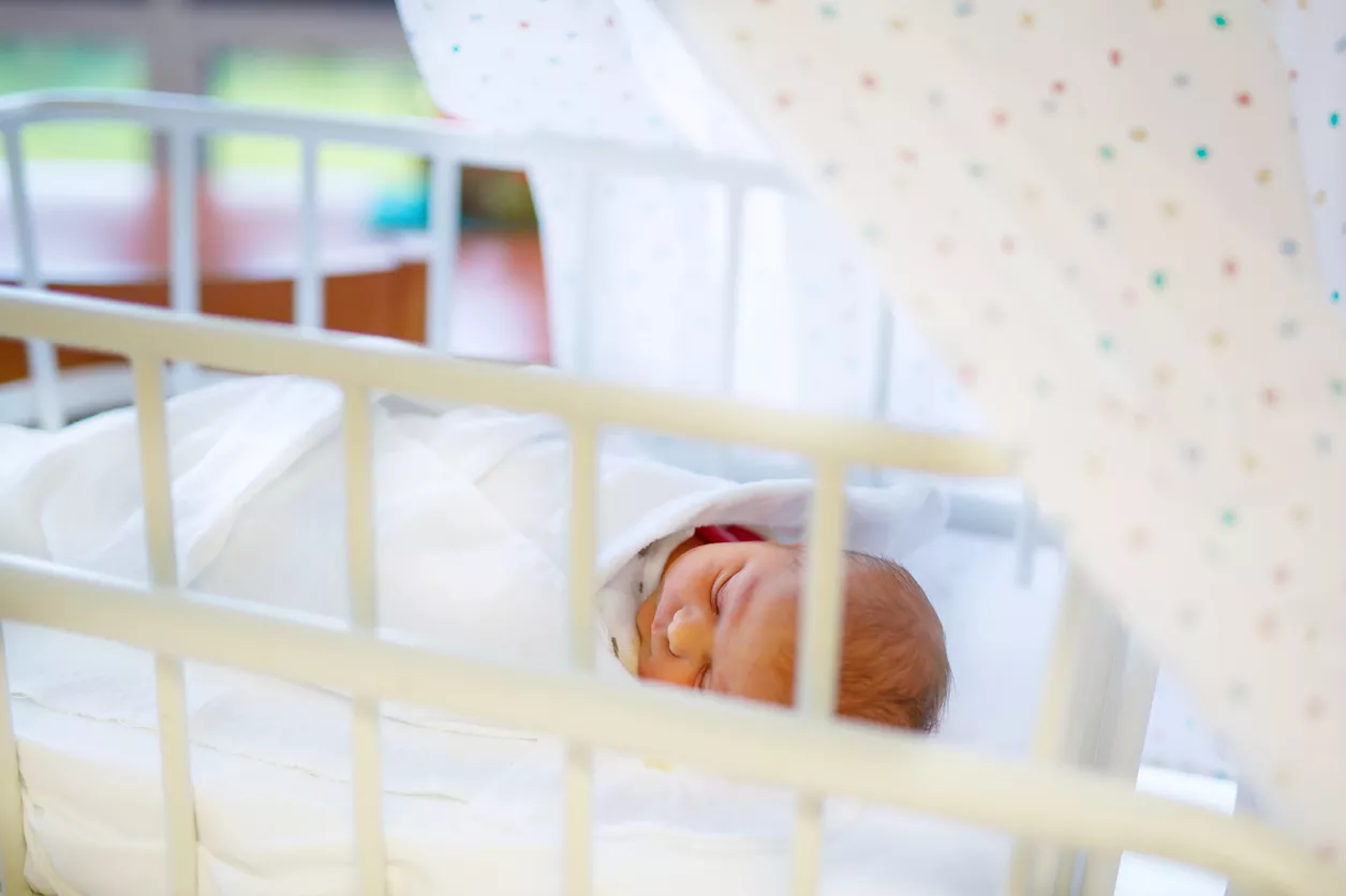Kätilöliitto haluaa, että vauvat saavat nukkua äitiensä vieressä myös sairaalassa.