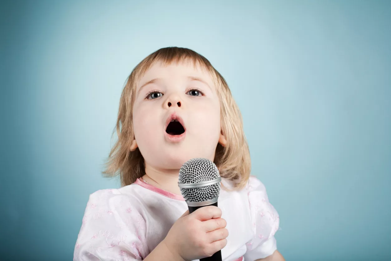 Lasten suussa laulujen sanat muotoutuvat joskus varsin hauskoiksi.