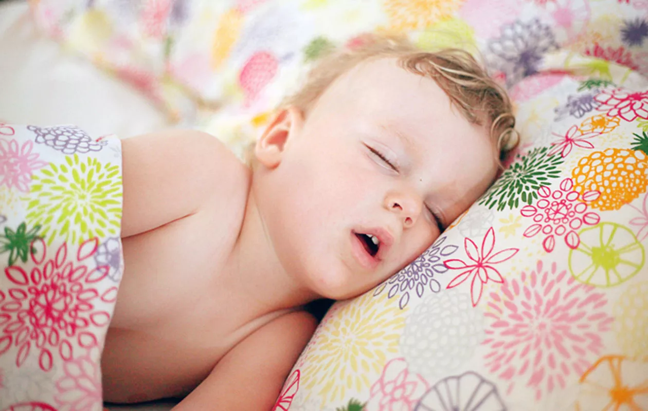 lapsen uniapnea: lapsi nukkuu suu auki