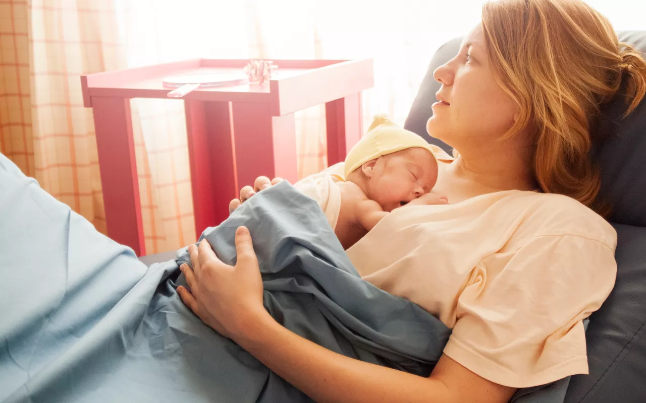 Synnytyssairaaloissa ei välttämättä ehditä auttaa äitejä tarpeeksi imetyksen kanssa.