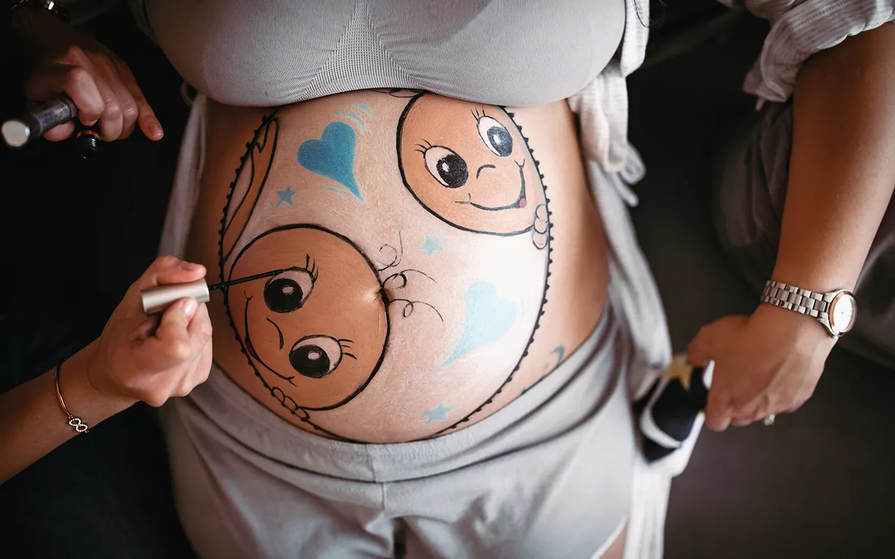 Hauskat raskauskuvat – 8 tapaa, joilla koristella raskausvatsa 