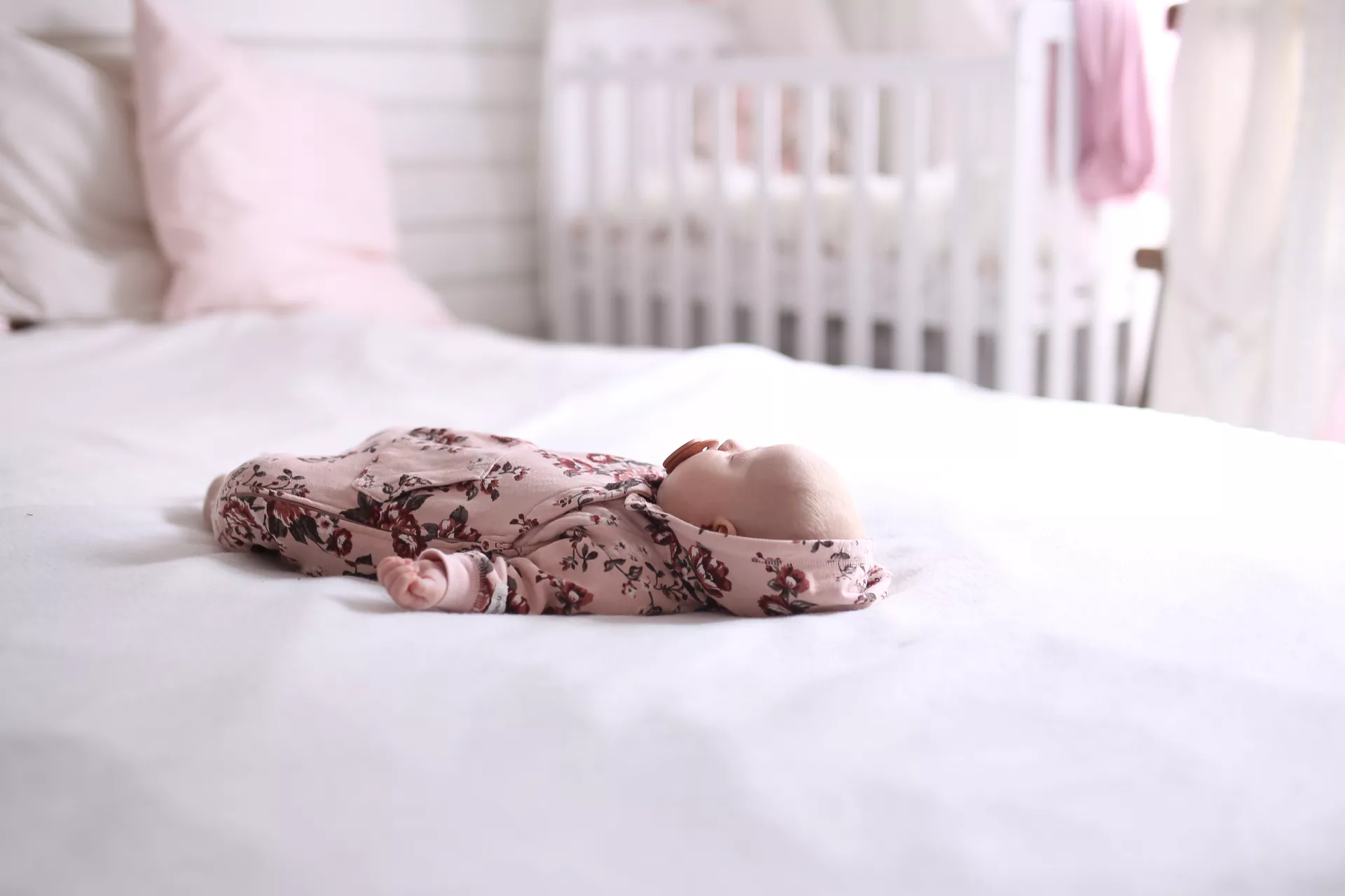Ei kannattanut opettaa vauvaa nukkumaan hiljaisuudessa - Äiti ja melukylän  lapset