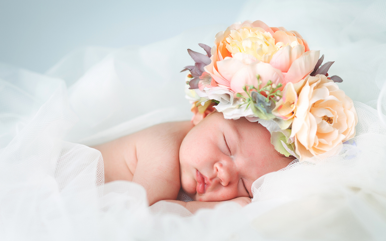kukkanimet: vauva nukkuu kukkaseppele päässä