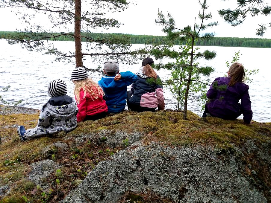 Juhannus maalla sekä kaupungissa - Äiti ja melukylän lapset