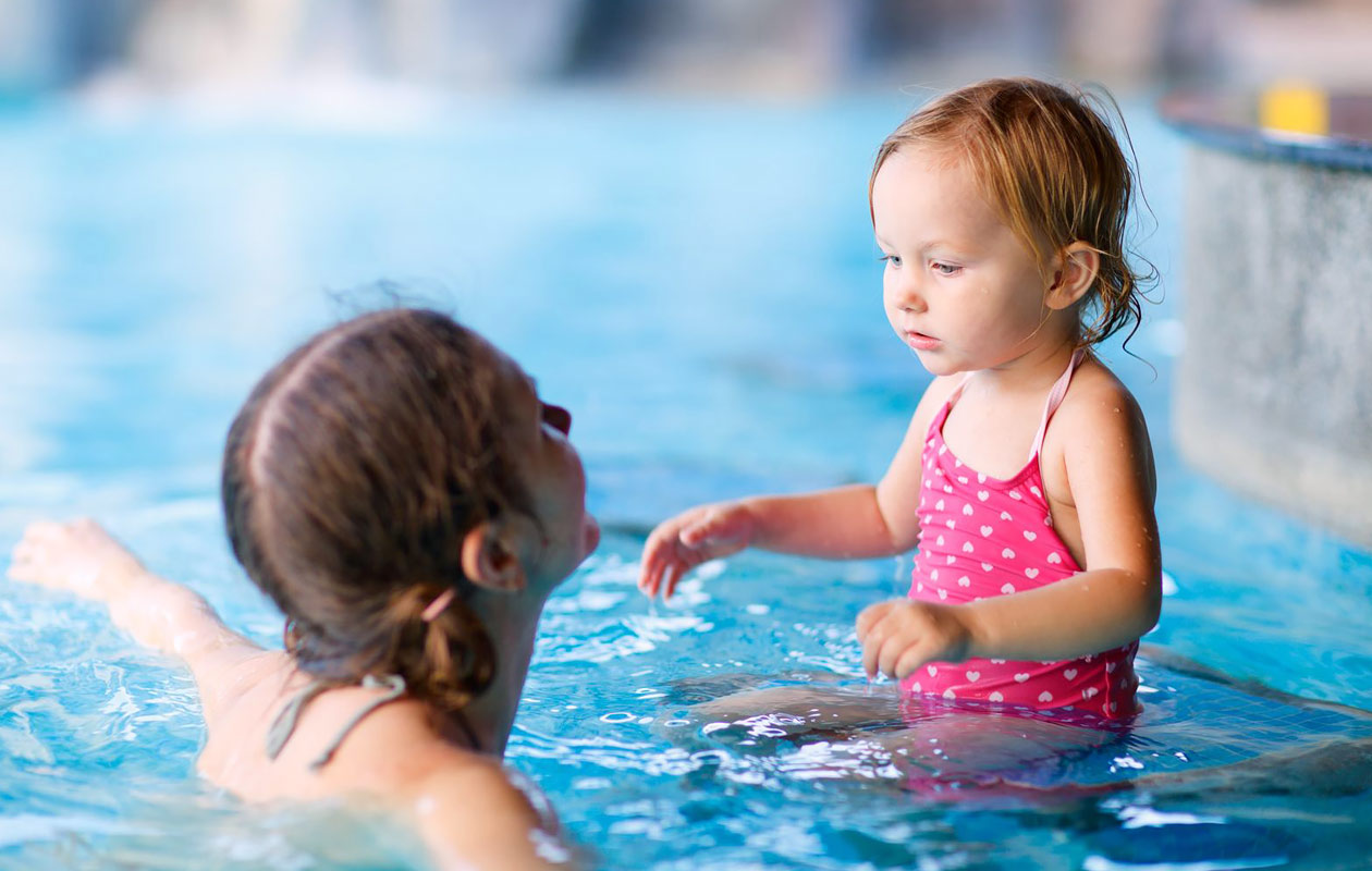 Miten ja milloin opettaa lapsi uimaan?