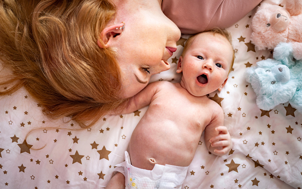 post-partum-suunnitelma: äiti ja vauva makaavat sängyssä