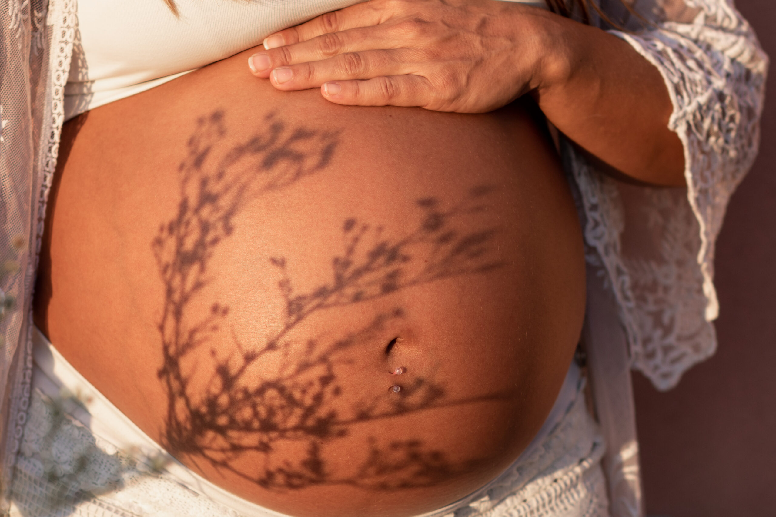 yksivaltimoinen napanuora: kuvituskuva raskaana olevan naisen vatsasta