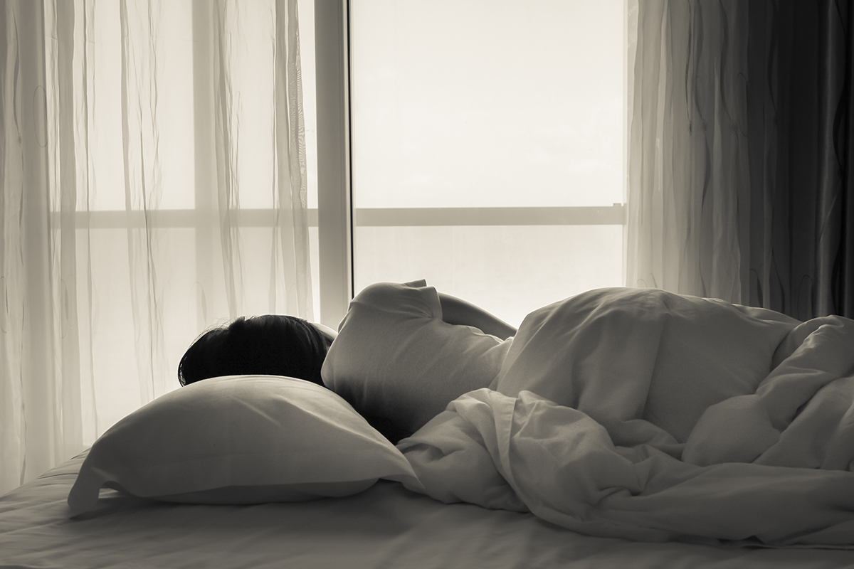 masennuslääkkeet raskaana: nainen makaa sängyllä