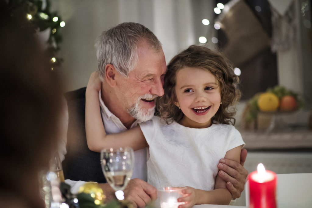 Jouluruoka maistuu lapselle paremmin kun myös hänet otetaan huomioon juhlapöydässä ja sen herkkuja suunnitellessa.
