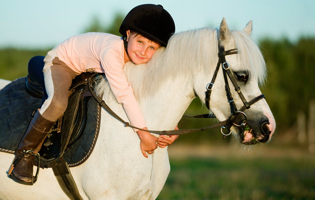 Näin ratsastusterapia auttaa lasta