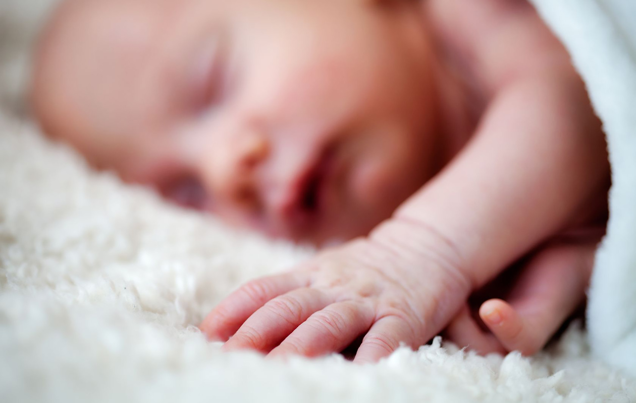 Syöksysynnytys: Vauva syöksysyntyi kotona vessaan – Tältä se tuntui äidistä ja isästä