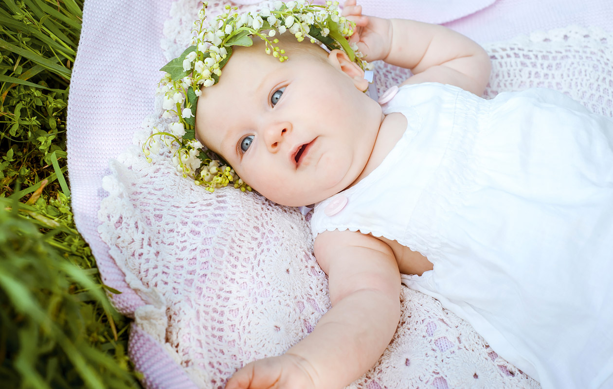 Младенец на цветке лилии