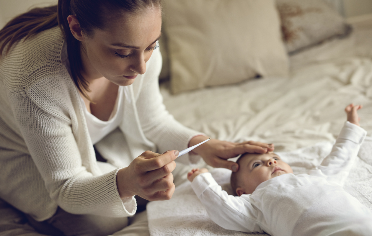 Tulirokko: äiti mittaa lapsen kuumetta