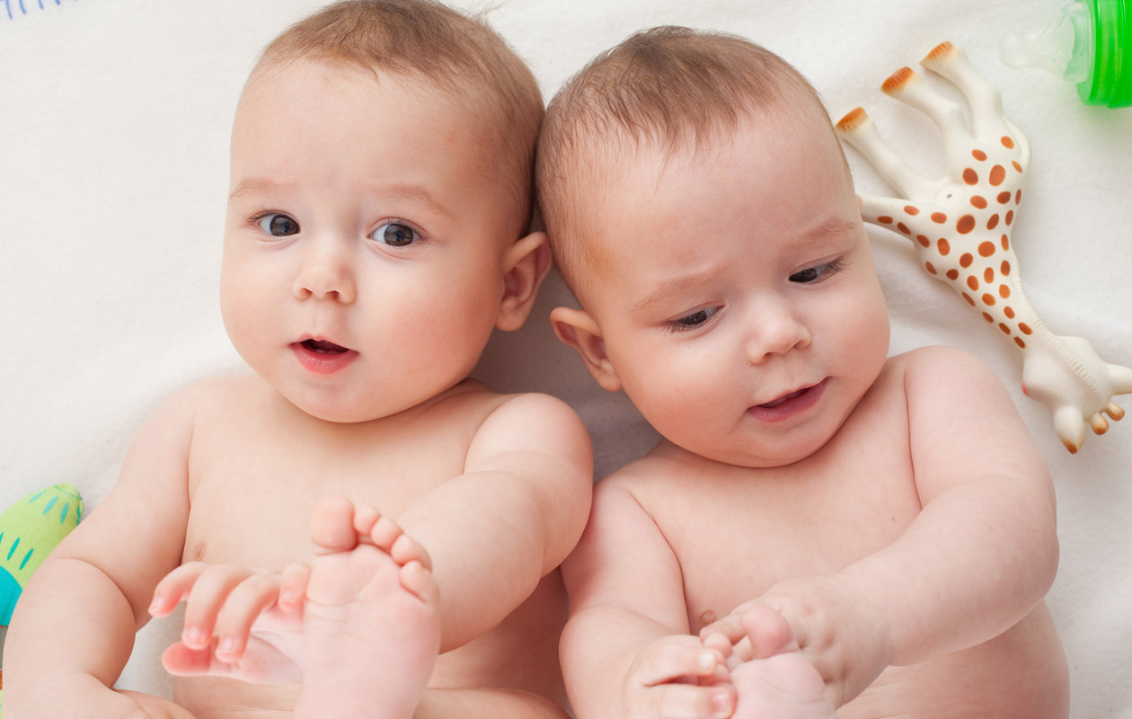 Raskaus on aina ainutlaatuista aikaa, mutta kaksosten odottamiseen liittyy vielä omia erityispiirteitä.