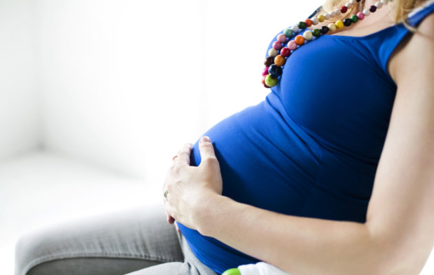 Kaksosten odottamiseen voi liittyä huolta, mutta useimmiten raskaus päättyy onnistuneeseen synnytykseen ja terveisiin lapsiin.