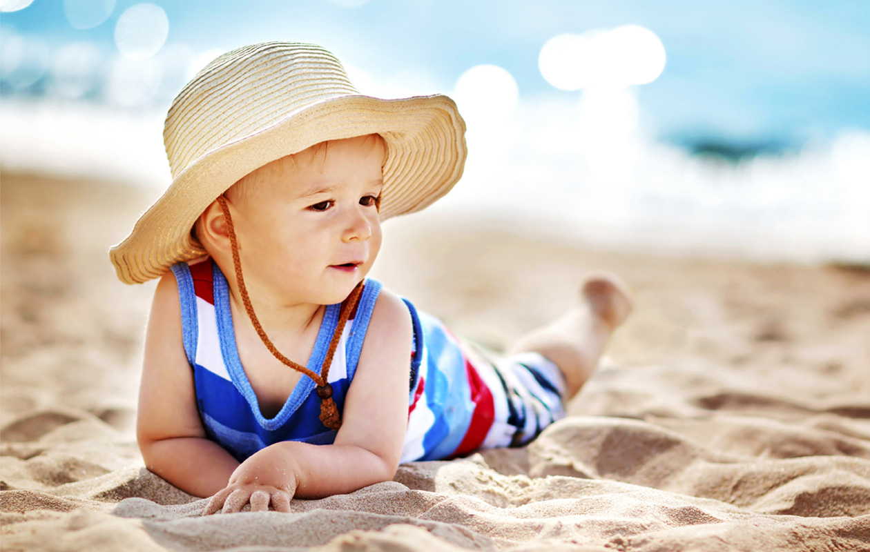 Pieni lapsi voi nauttia auringosta turvallisesti, kun hänet suojaa säteilyltä oikeanlaisin vaattein ja voitein