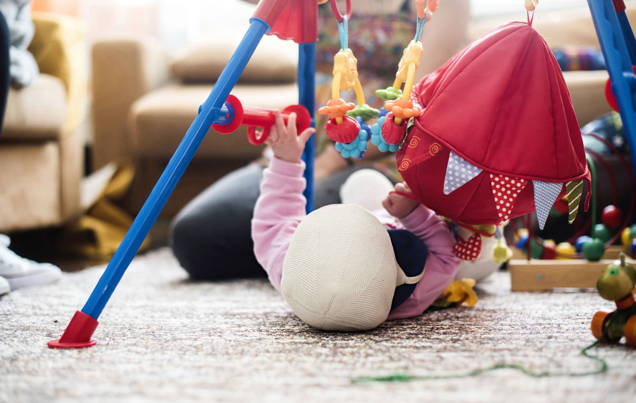 ensikoti: vauva leikkii lattialla