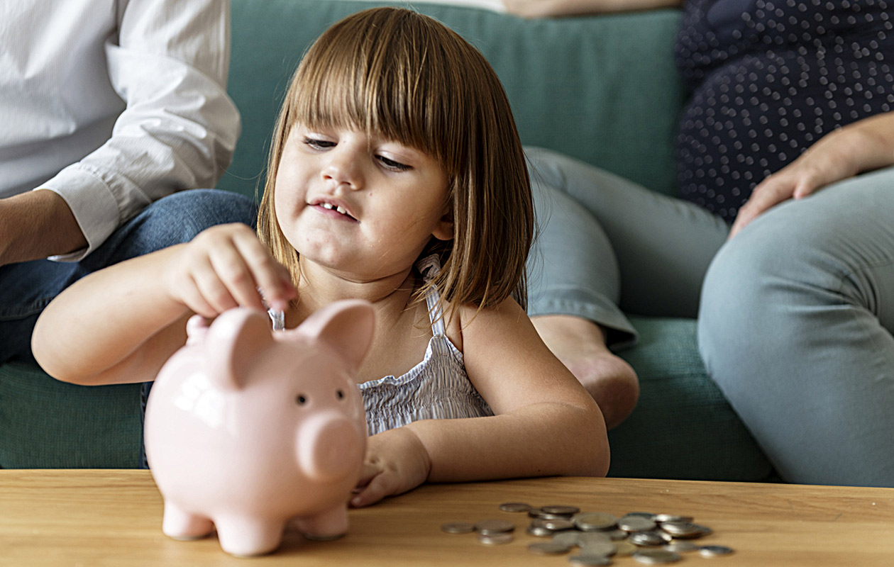 Helppo tapa opettaa taloustaitoja lapselle on säästöpossu, joka tutustuttaa lapsen rahan säästämiseen.