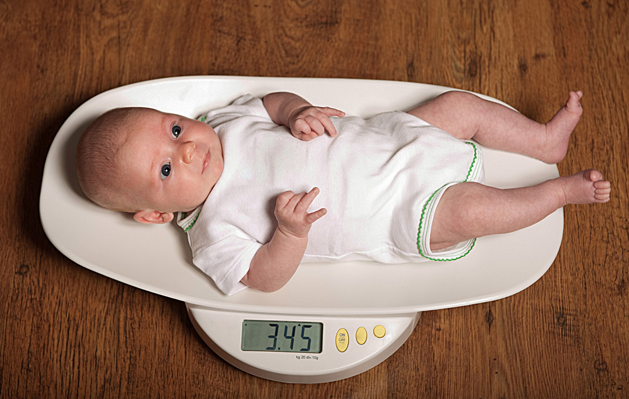 Vauvan paino on asia, jota tarkkaillaan raskauden aikana aktiivisesti.