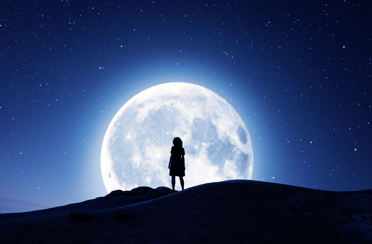Looking at the moon. Человек смотрит на луну. Девушка смотрит на луну. Луна силуэт. Девочка на Луне силуэт.
