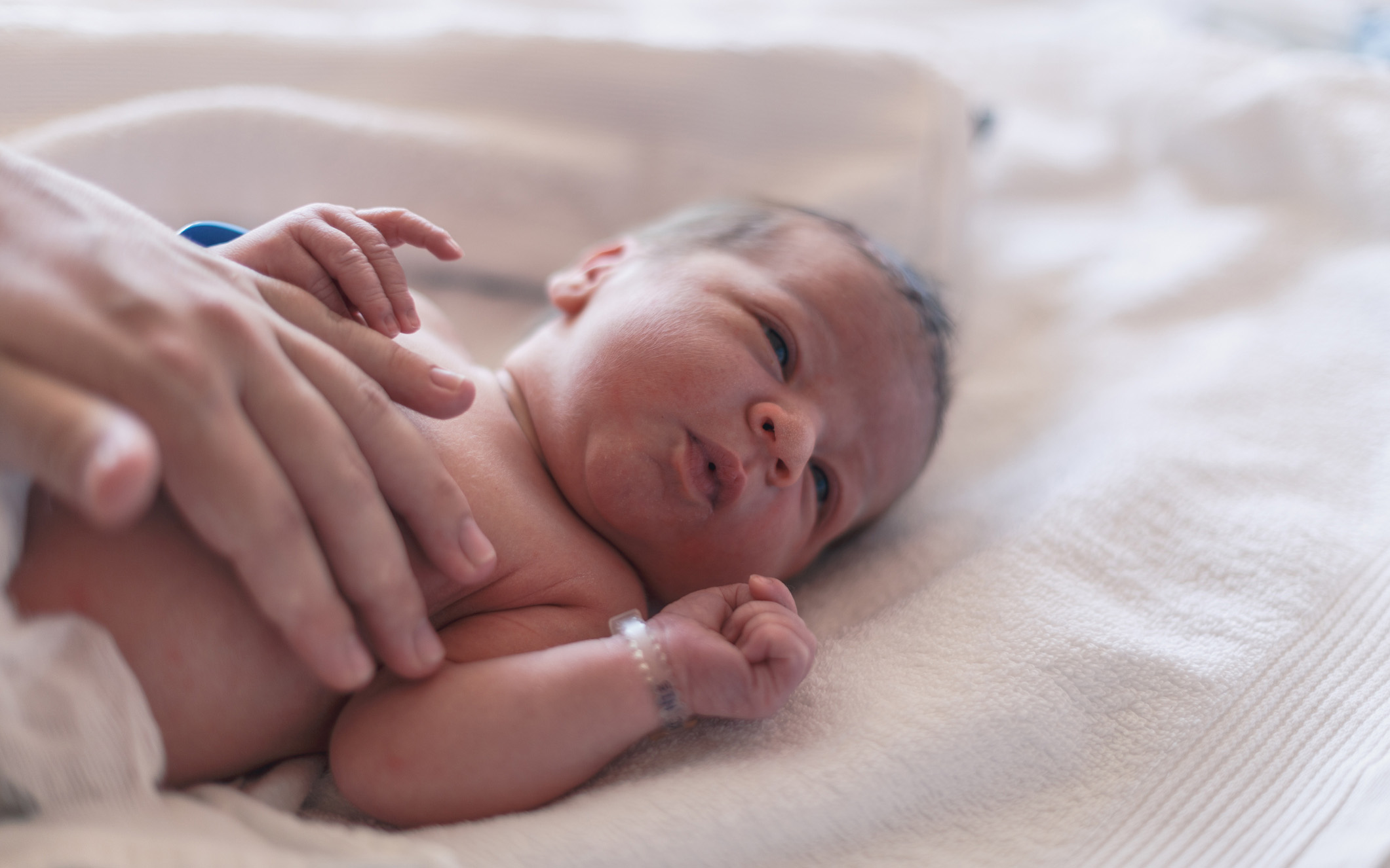 Yleensä napanuora leikataan parin minuutin kuluessa vauvan syntymästä.