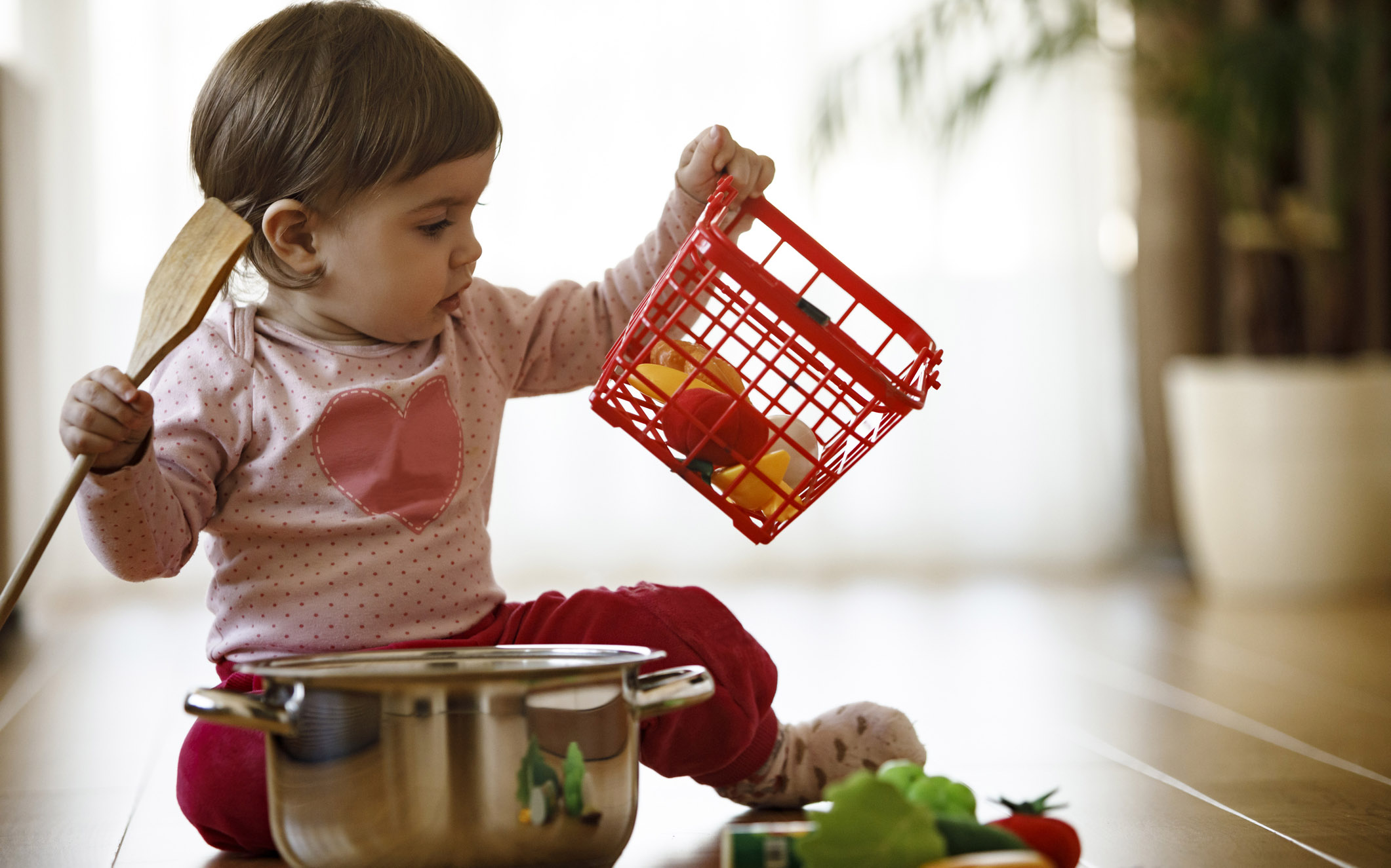 Yksivuotiaat tykkäävät leikkiä usein kaikenlaisilla keittiövälineillä.