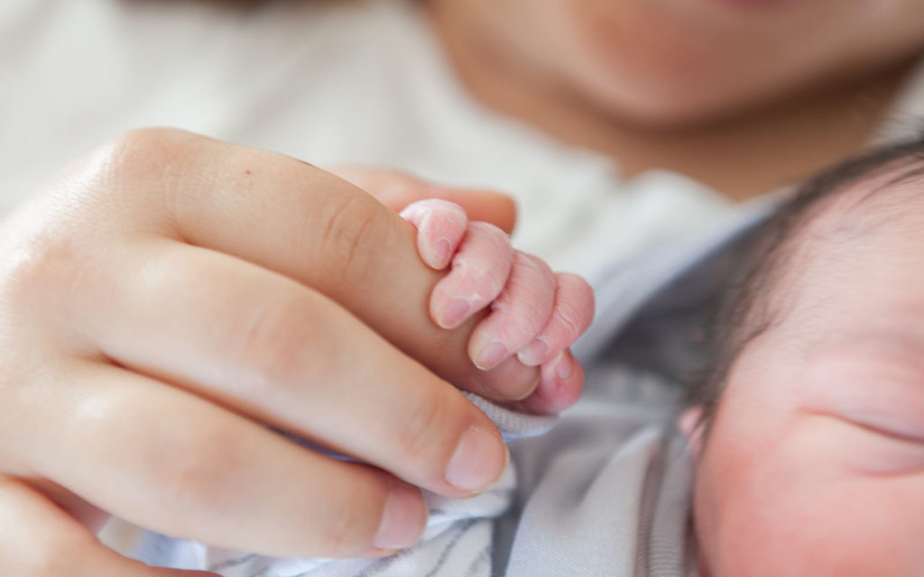 Koronavirus ja synnytys: useampi äiti saattaa synnyttää yksin
