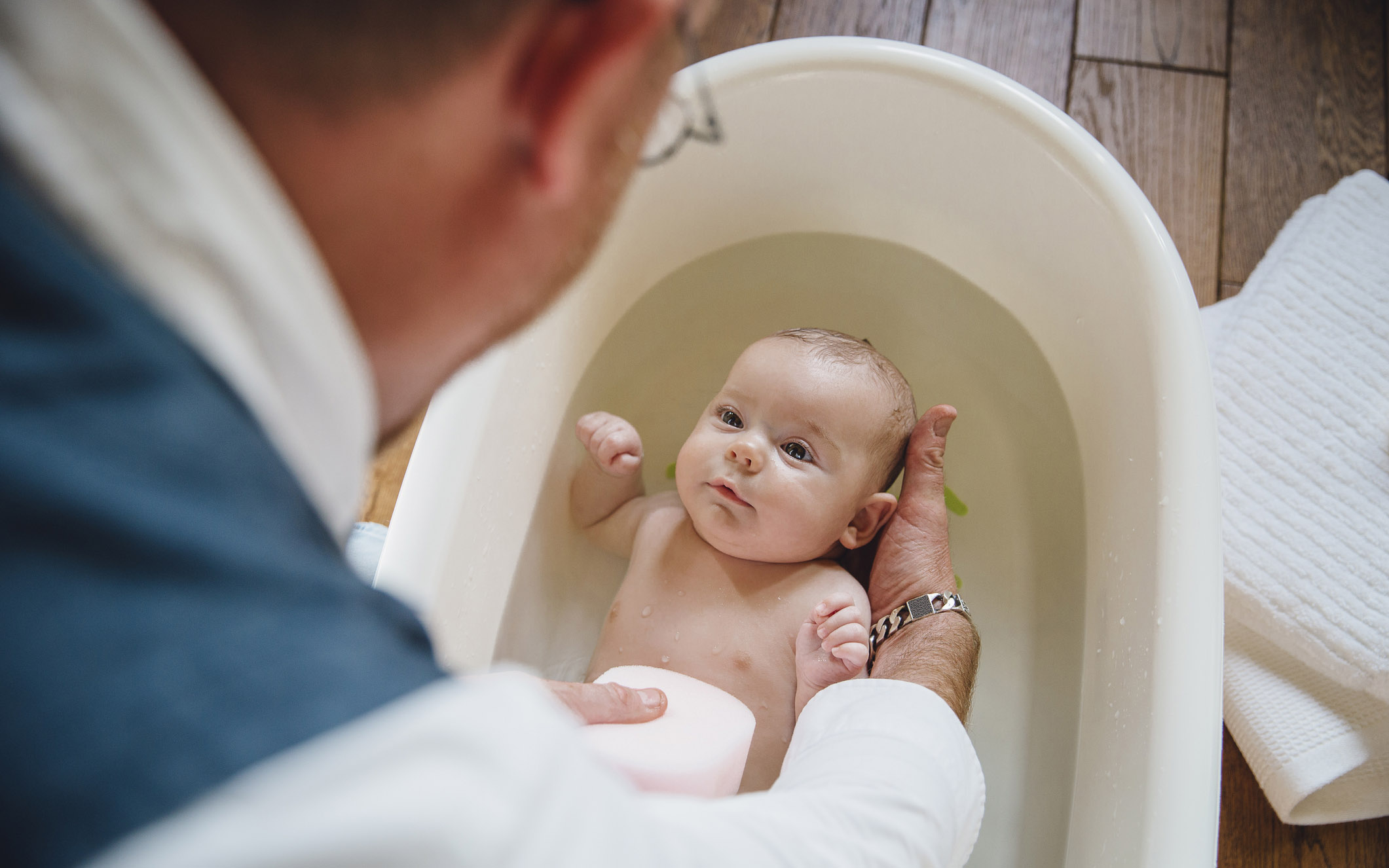 Kylpyhetki vahvistaa vauvan ja vanhemman kiintymyssuhdetta.