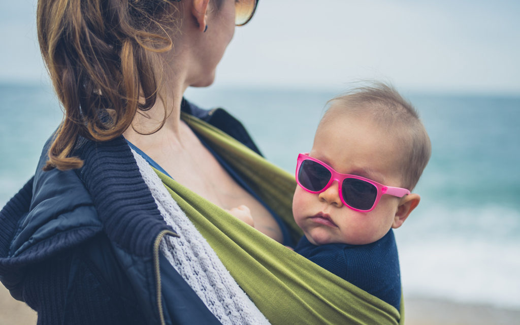 Jos vauva ei suostu pitämään aurinkolaseja, kannattaa olla sinnikäs.