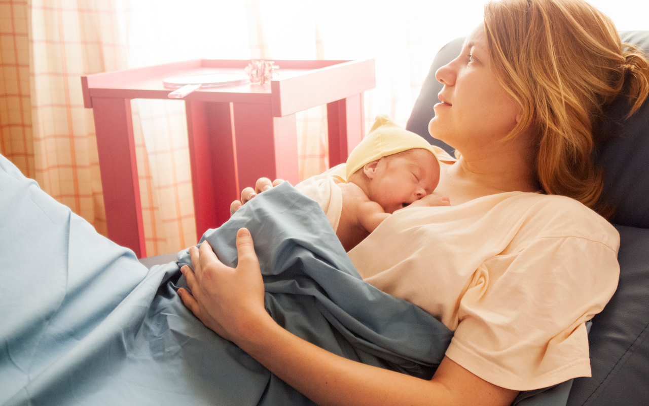 Synnytyssairaaloissa ei välttämättä ehditä auttaa äitejä tarpeeksi imetyksen kanssa.