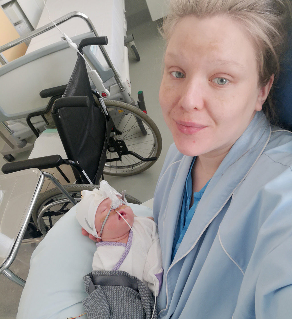Vasta synnytystä seuraavana päivänä Karoliina Nygård sai tyttärensä ensimmäistä kertaa syliinsä.