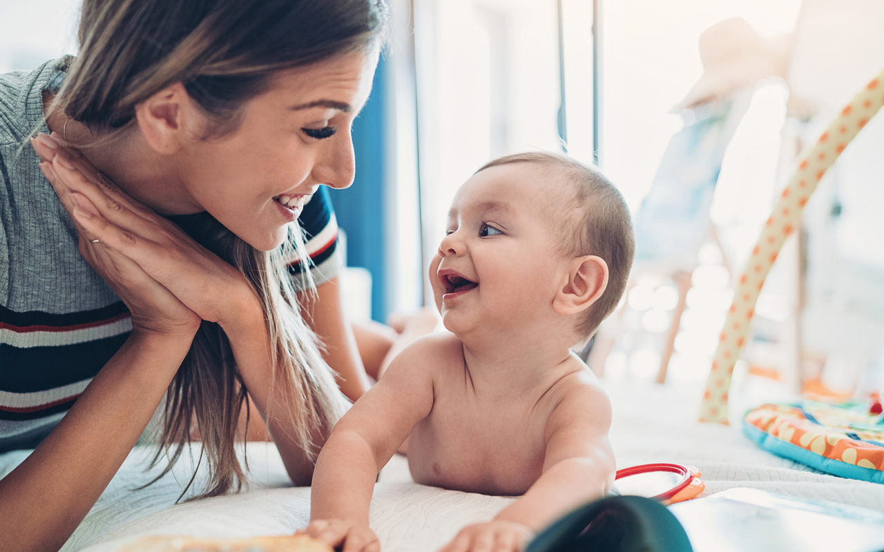 Vauvan kanssa leikkiessä katsekontakti, juttelu, ilmeet ja eleet ovat tärkeitä.
