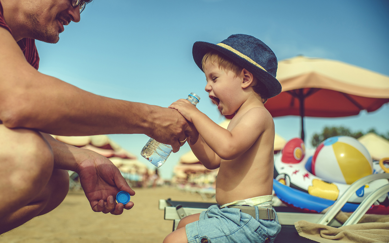 Lapsen auringonpistos – ehkäise juomalla ja hatulla