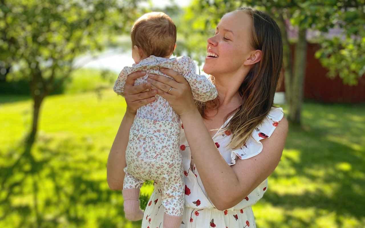 "Olimme myyneet Mimosan syntymän jälkeen lähes kaikki vauvanvaatteet ja tarvikkeet pois. Nyt on ollut ihanaa saada taas fiilistellä niitä", Sara Parikka kertoo.
