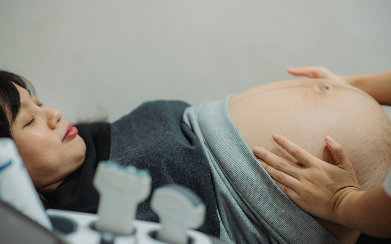 Synnytystapa-arviossa lääkäri esimerkiksi tunnustelee vauvaa ja kohtua vatsan päältä.