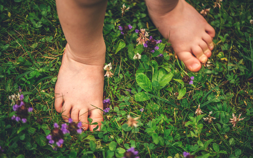 Suositusten mukaiset kengät lapselle ovat paras vaihtoehto jalkojen terveyden kannalta.