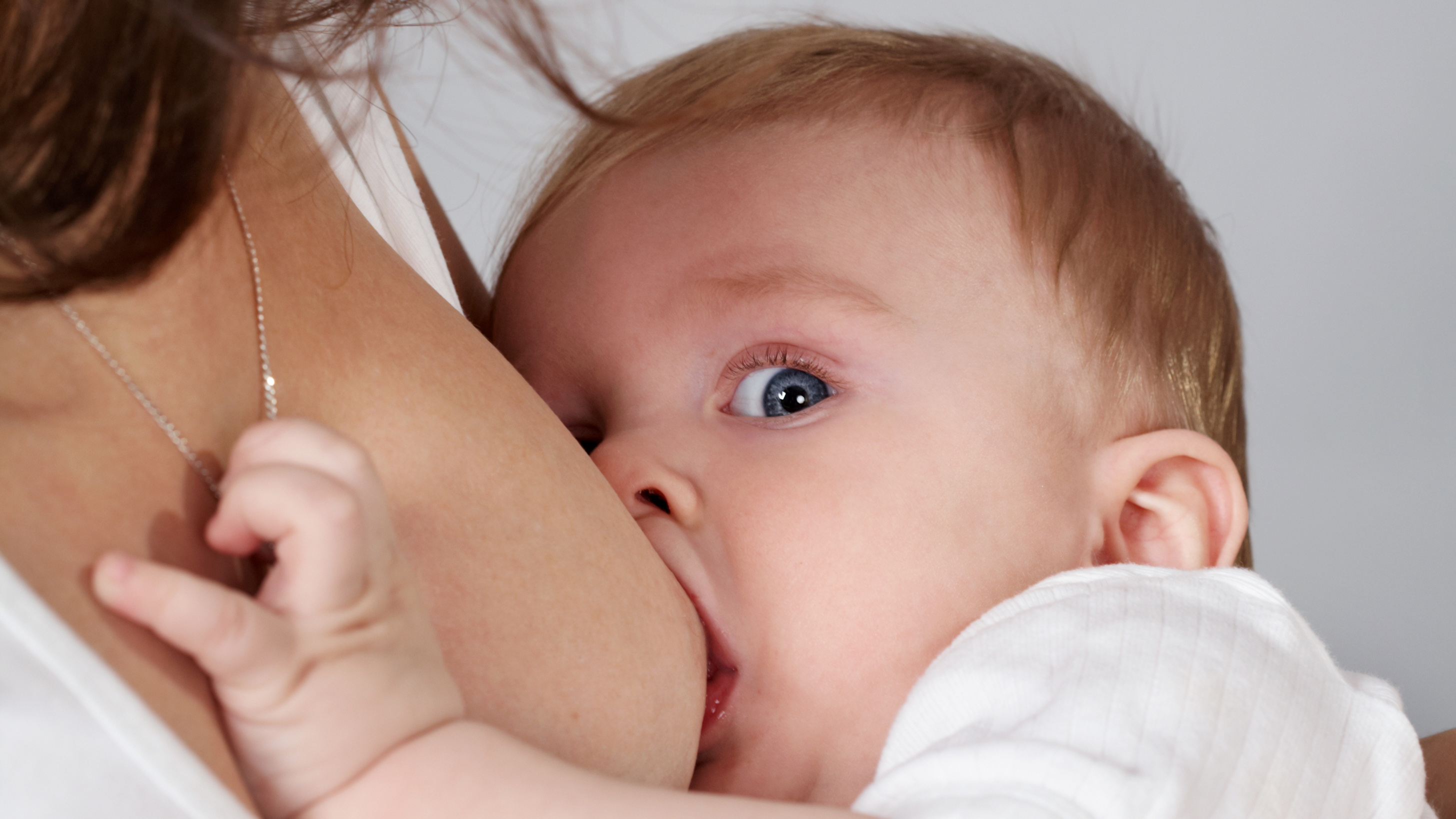 Suihkutissit aiheuttavat yksilöllisiä reaktioita – toisille vauvoille ne ovat imetystä haittaava tekijä.