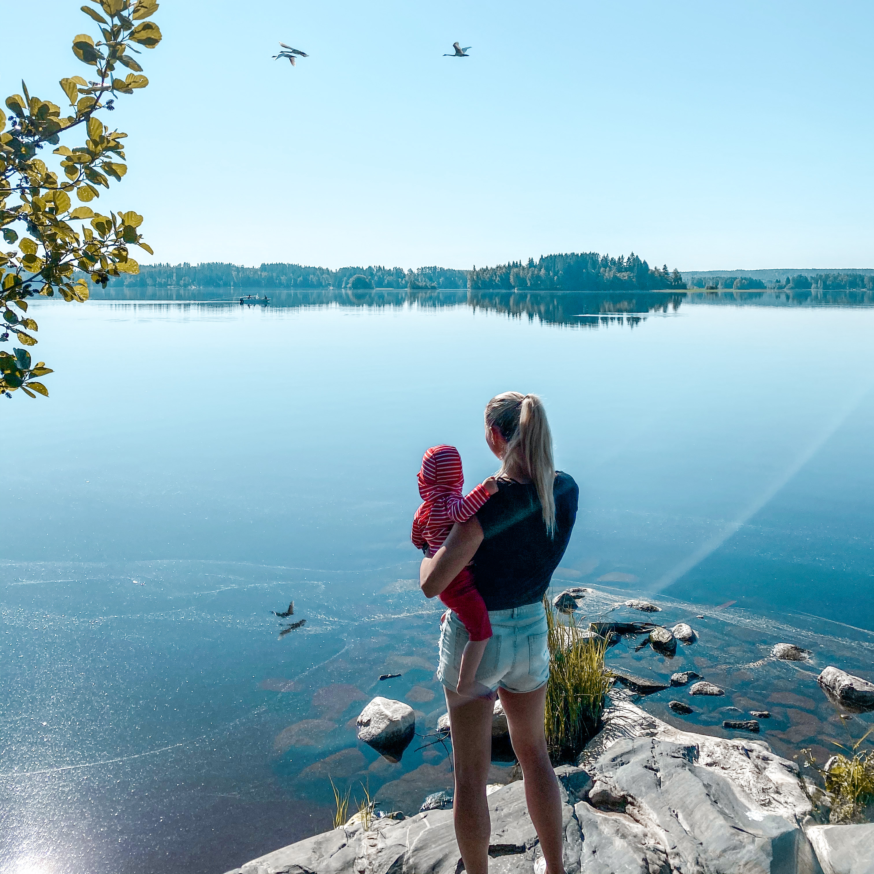 Susanna Juntunen ja Peetu ihailevat järvimaisemaa.