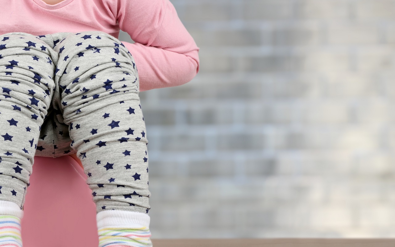 Lapsi istuu pytyllä: pissatulehdus lapsella voi aiheuttaa jatkuvan vessahädän.