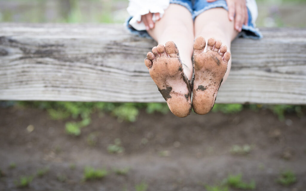 Lasten vaelluskengät kannattaa hankkia nykypäivän kenkäsuositukset huomioiden. Kuvassa lapsi paljain jaloin.