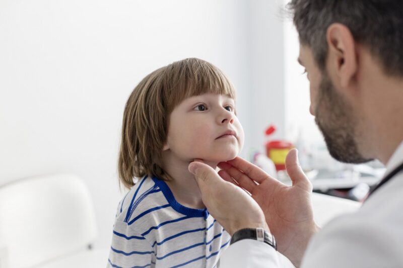Nielutulehdus lapsella voi oireilla turvonneina imusolmukkeina.