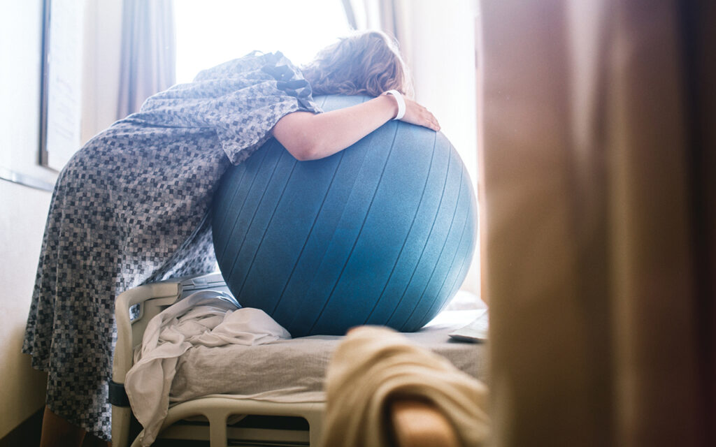 synnytyksen käynnistäminen: nainen makaa pallon päällä