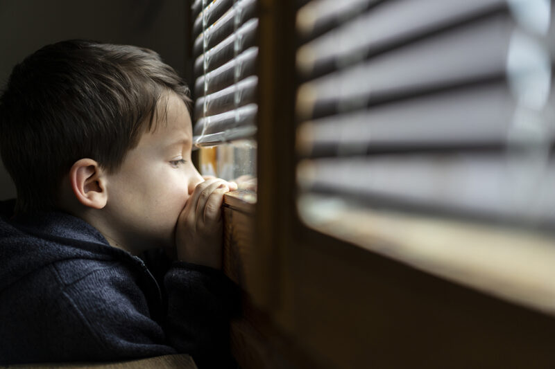 perätön lastensuojeluilmoitus: poika katsoo ikkunasta ulos