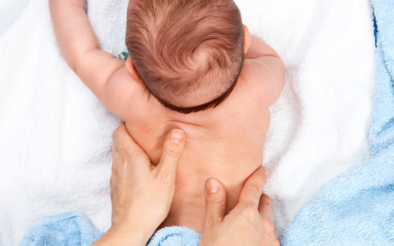vauvan vyöhyketerapia: vauva pötköttelee pyyhkeellä