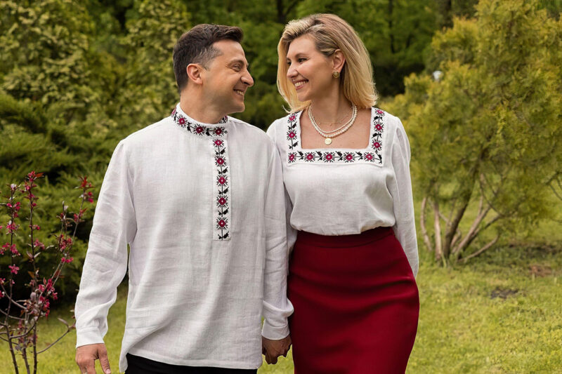 Ukrainan presidentin perhe: Volodymyr Zelenskyi ja Olena Zelenska hymyilevät toisilleen